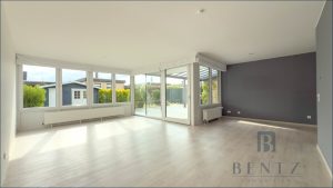 Wohnzimmer mit Zugang zur Terrasse