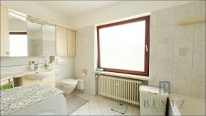 Badezimmer mit Dusche, Badewanne und Waschmaschinenanschluss