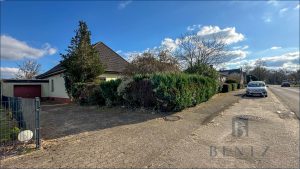 Straßenansicht mit Garage