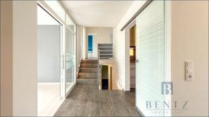 Flur / Treppe zum Obergeschoss und Keller