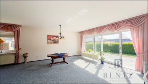 Wohnzimmer mit Zugang zur Terrasse