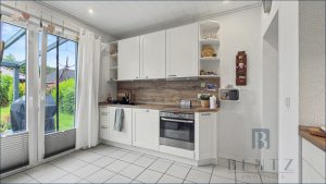 Küche mit Zugang zur Terrasse