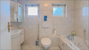 Badezimmer mit Duschwanne