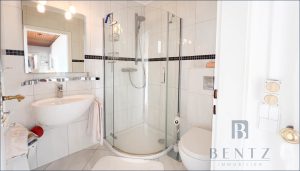 Badezimmer mit Dusche