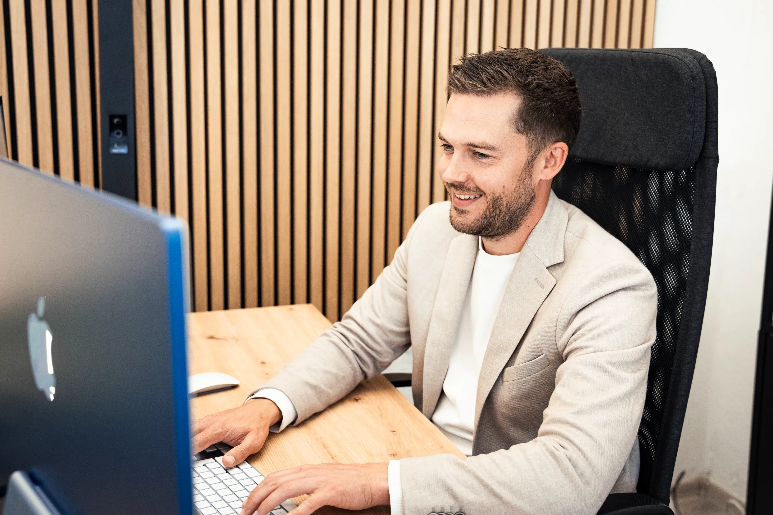 Makler arbeitet am Laptop im Büro