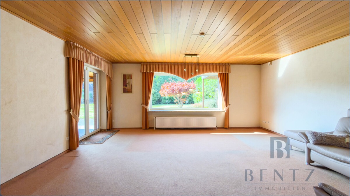 Wohnzimmer mit Ausblick ins Grüne