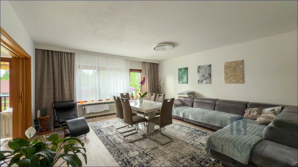 Lichtdurchfluteter Wohn- und Essbereich