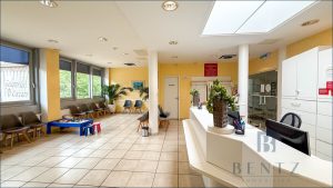 Wartezimmer mit Empfangsbereich