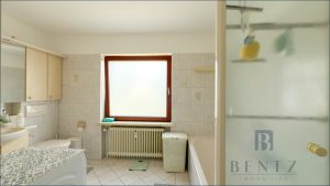 Badezimmer mit Dusche, Badewanne und Waschmaschinenanschluss
