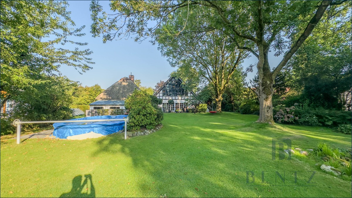 Rückansicht mit Poolbereich