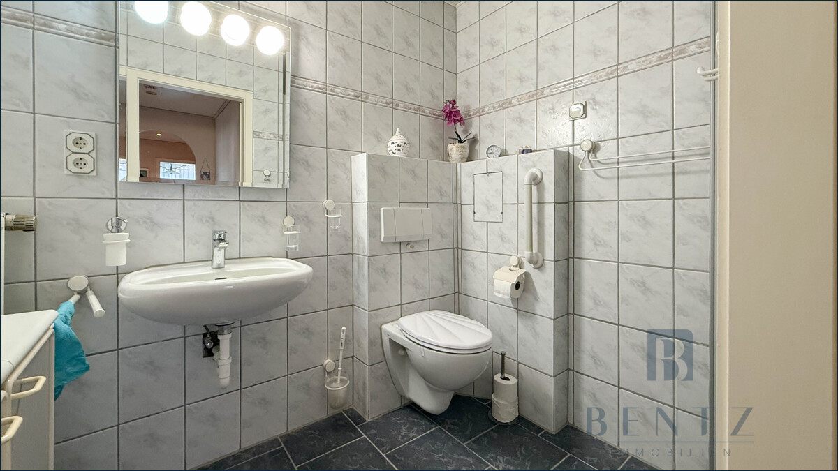 Badezimmer mit Dusche