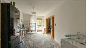 Angrenzendes Büro mit Zugang zum Balkon