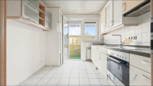 Küche mit Balkonzugang