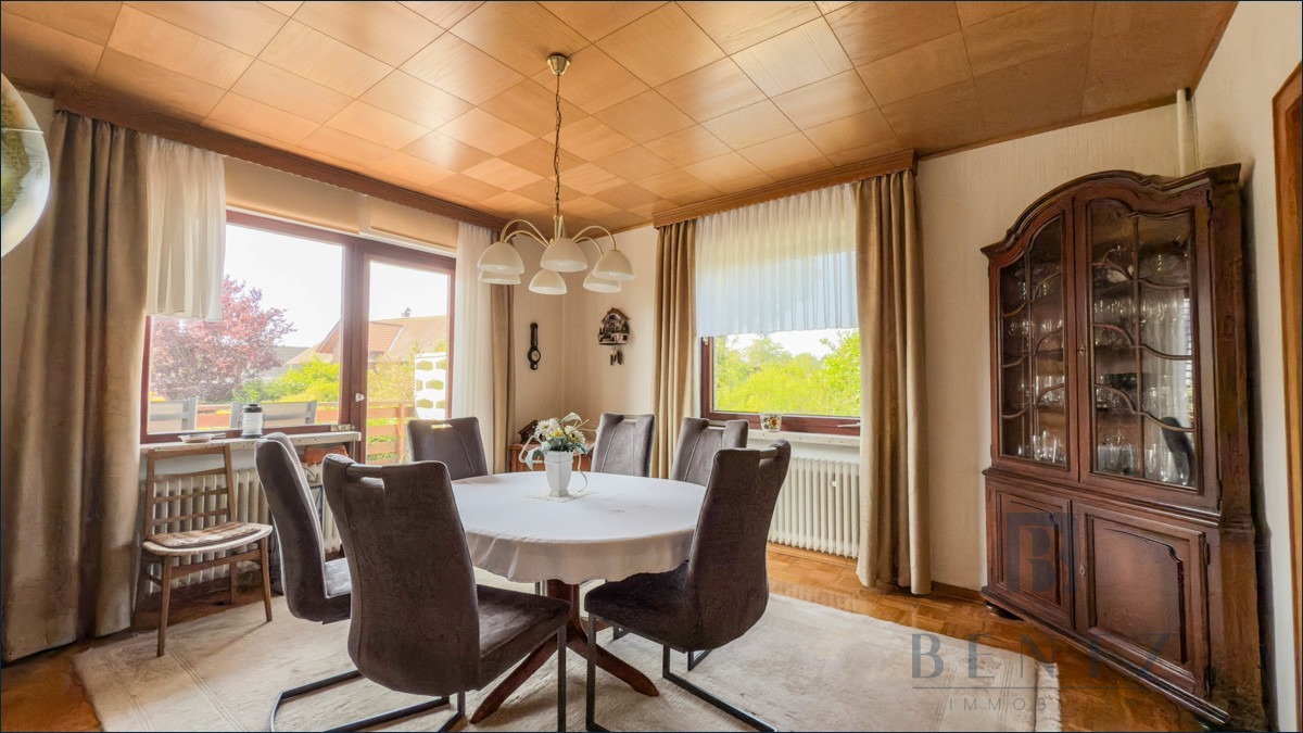 Esszimmer mit Zugang zur Terrasse