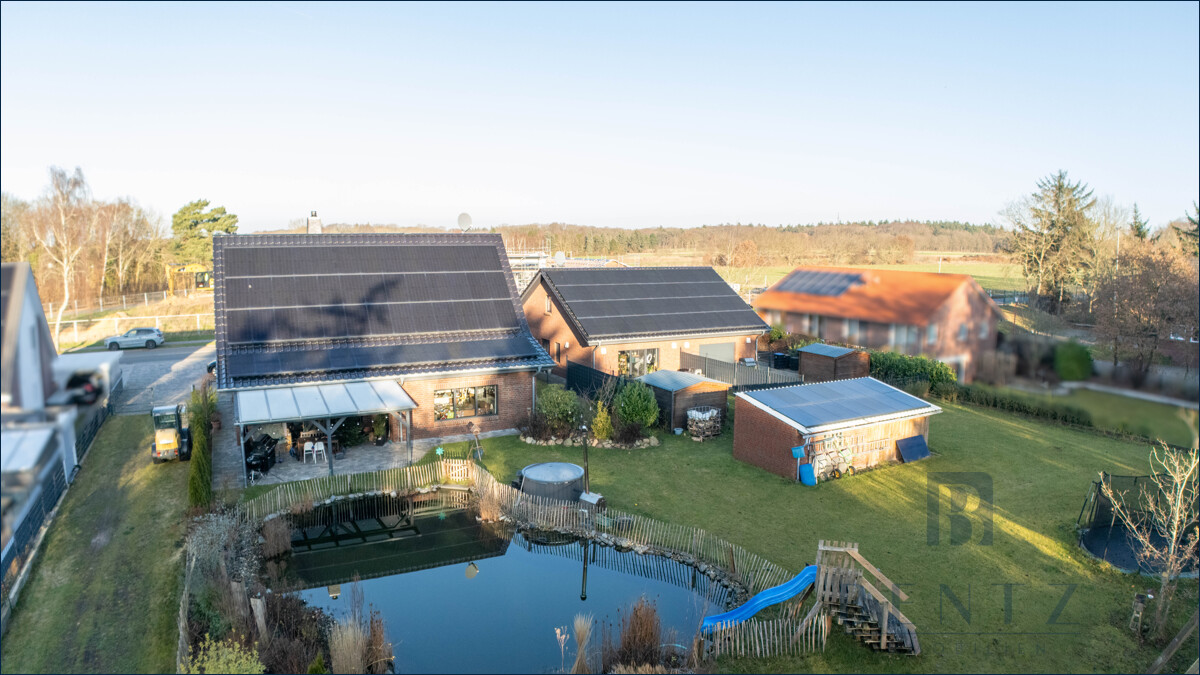 Einfamilienhaus mit Doppelhaus