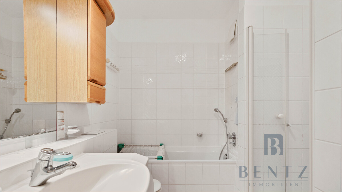 Badezimmer mit Dusche und Badewanne