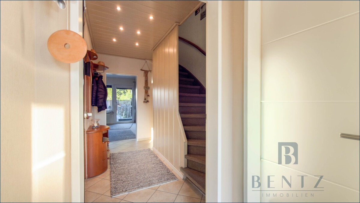 Flur und Treppe zum Obergeschoss