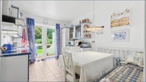 Küche mit Zugang zum Garten