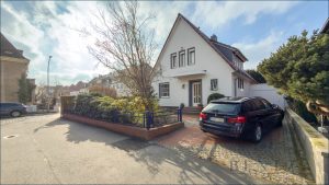 Hauseingang und Auffahrt
