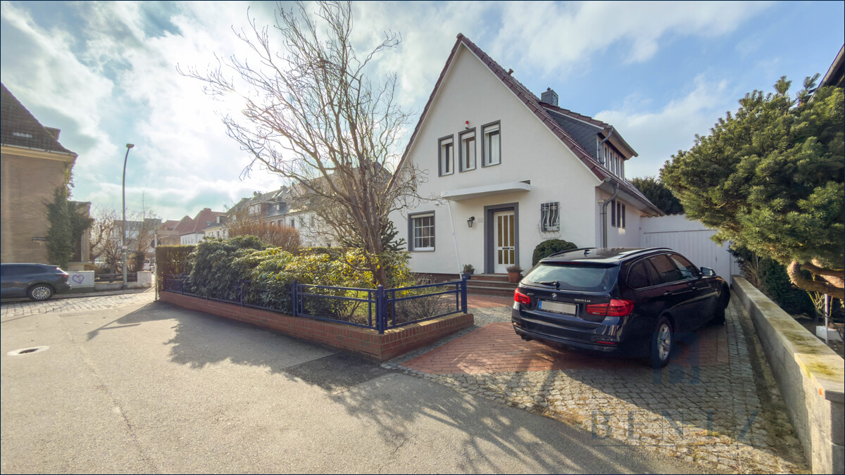 Hauseingang und Auffahrt