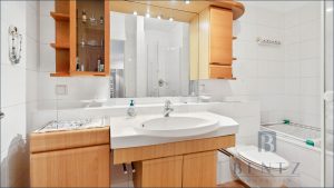 Badezimmer mit Dusche und Badewanne