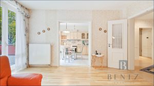 Wohnzimmer mit angrenzender Küche