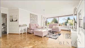 Wohnzimmer mit Blick auf die Terrasse