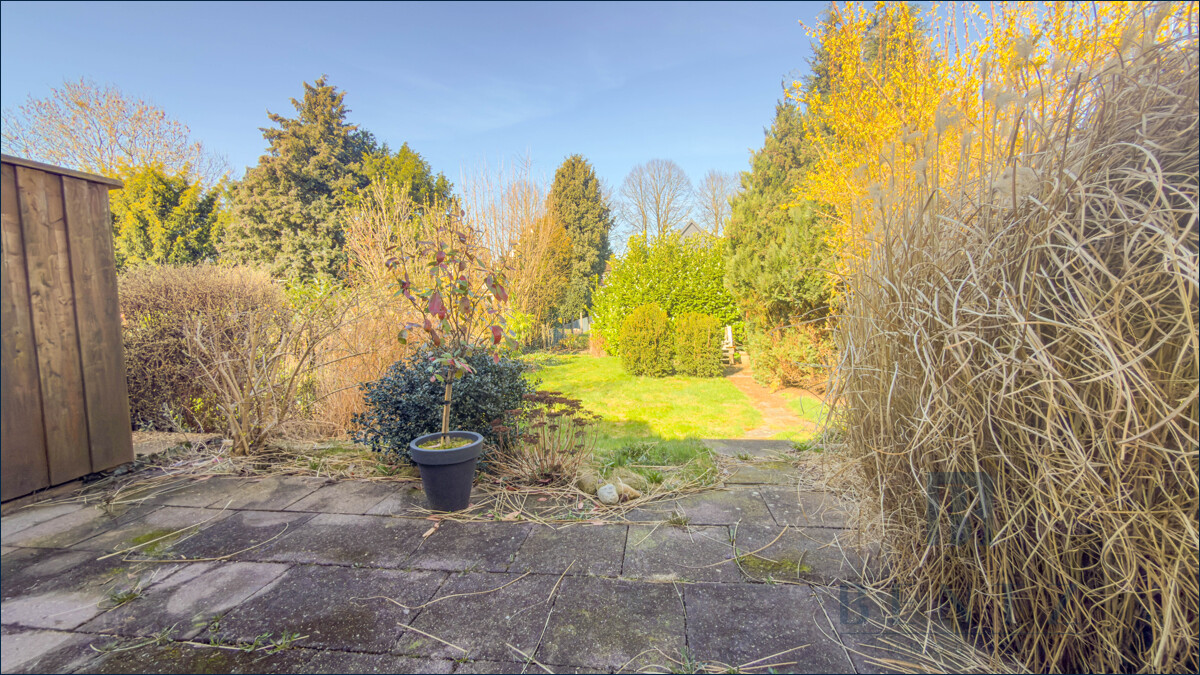 Ihr Blick von der Terrasse in den Garten