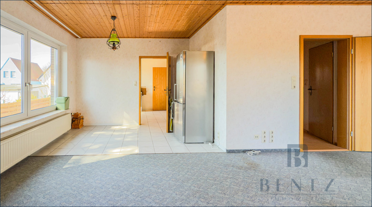 Wohnzimmer mit Zugang zur Küche