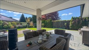 Terrasenblick in den Garten