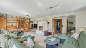 Wohnzimmer mit Kamin