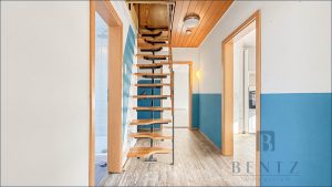 Flur / Treppe zum Dachgeschoss