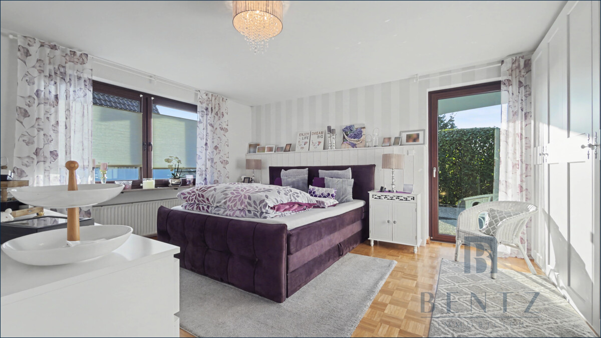 Schlafzimmer mit Zugang zur Terrasse