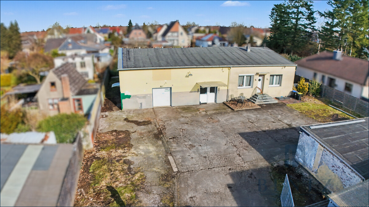 Halle mit Einliegerwohnung