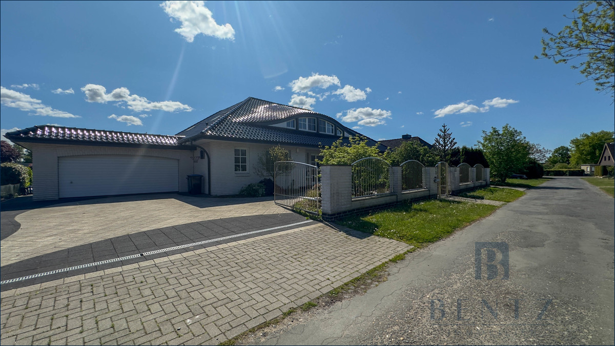 Straßenansicht mit Doppelgarage