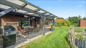 Terrasse mit angrenzenden Teich