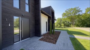 Hauseingang und Fassade - v2