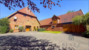 Hof, Nebengeäude und Eingang Wohnung 2