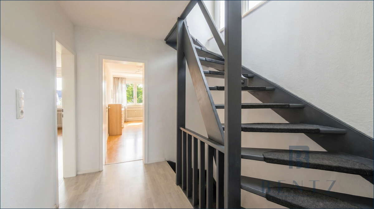 Flur und Treppe zum Dachgeschoss