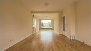 Wohnzimmer mit Blick in den Garten