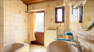 Badezimmer Dachgeschoss mit Zugang zum Balkon