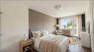Zimmer 1 Obergeschoss mit Balkon - Einrichtungsbeispiel