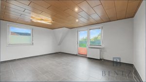 Wohnzimmer mit Balkon