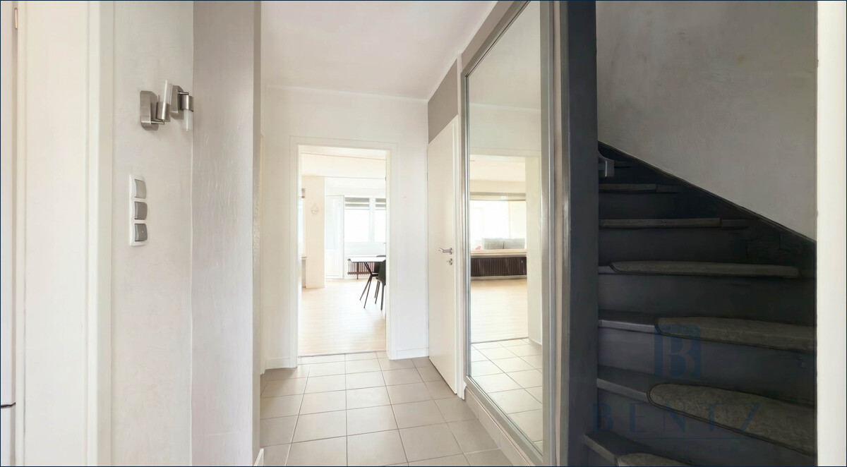 Flur und Treppe zum Obergeschoss