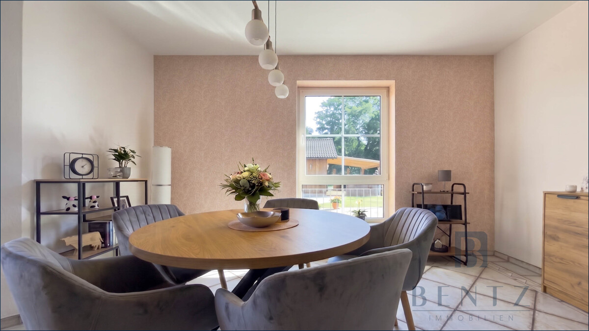 Essbereich mit Blick in den Garten