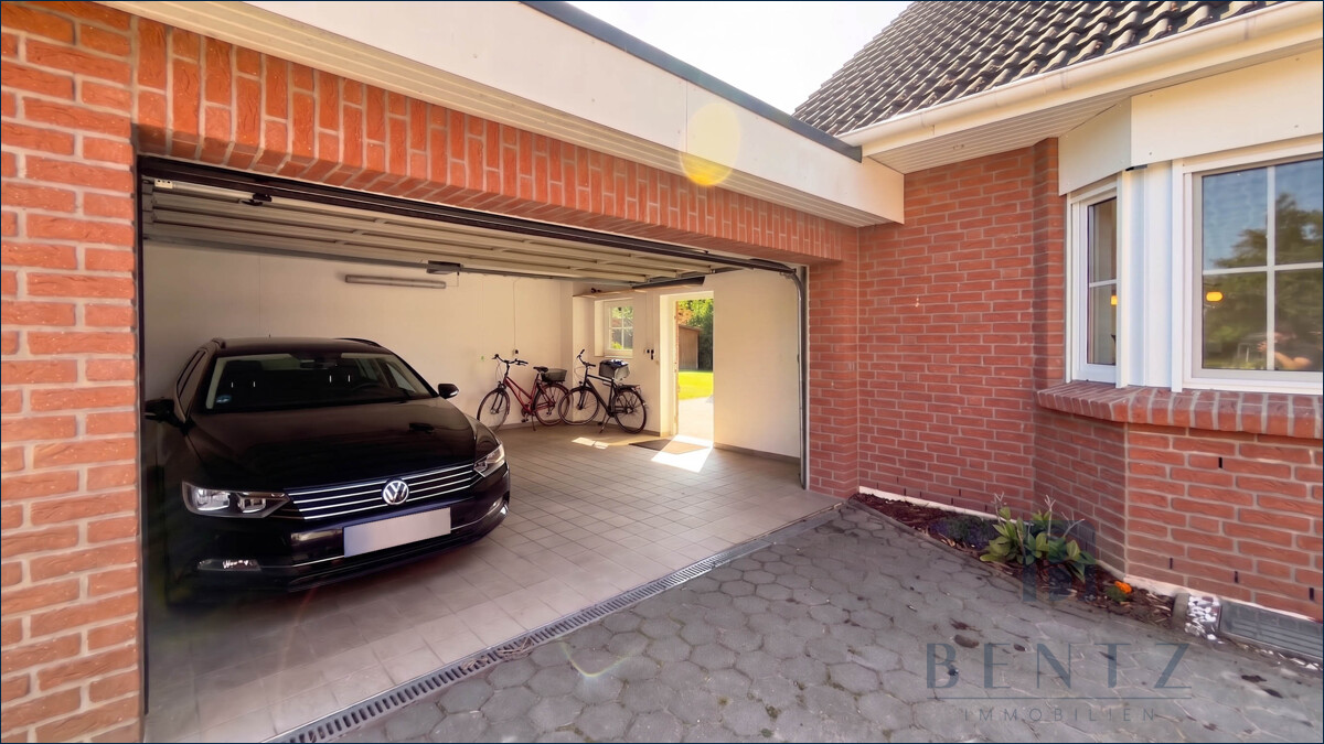 Doppelgarage mit elektrischem Tor