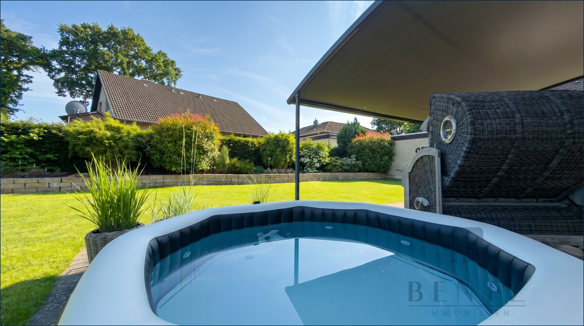 Garten mit Whirlpool