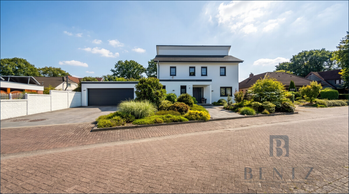 Hausfront mit Garage