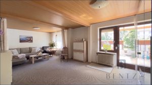 Wohnzimmer mit Zugang zur Terrasse