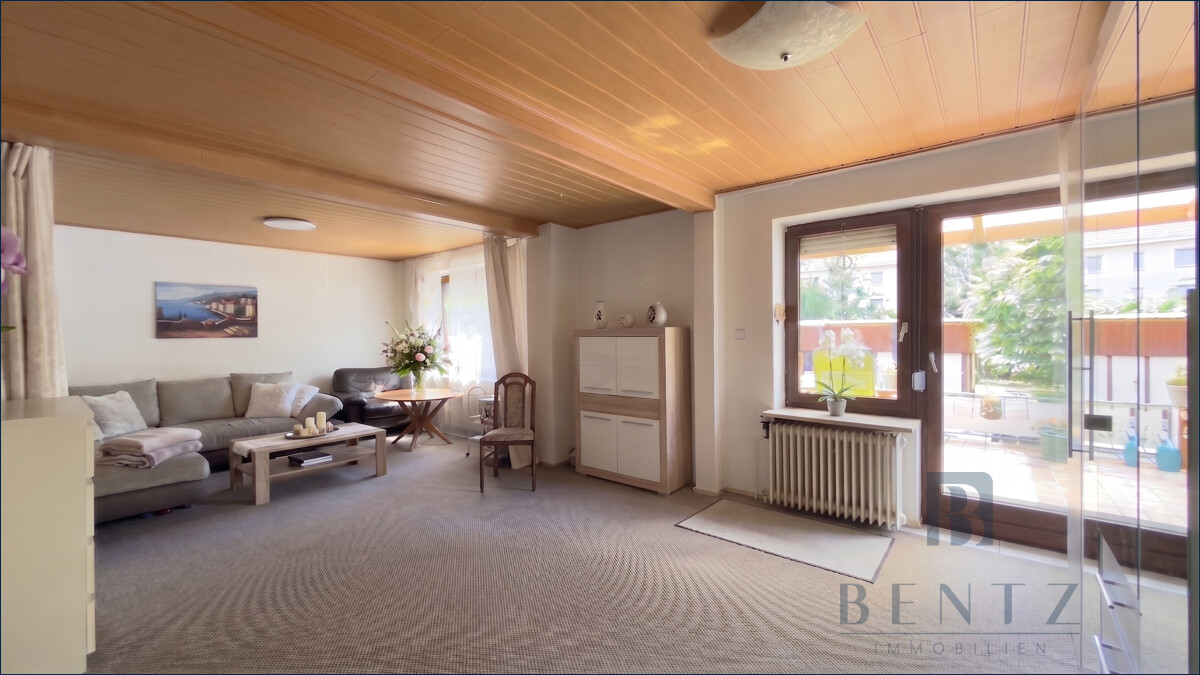 Wohnzimmer mit Zugang zur Terrasse
